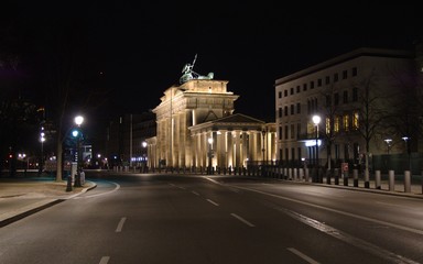 Fototapeta na wymiar Berlin Brandenburger Tor seitenansicht ebertstraße