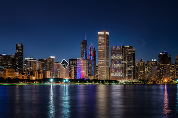 Fototapeta premium Szanuj naszych bohaterów oświetlonych w Chicago Skyline
