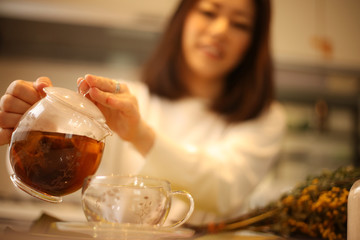 紅茶をいれる女性