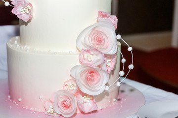  soft pink flowers on a wedding cake