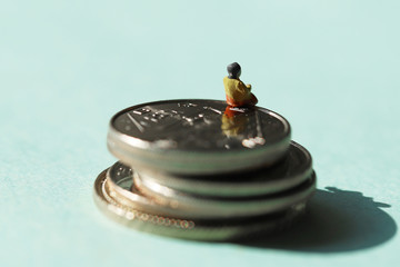 老後を心配する老人の人形