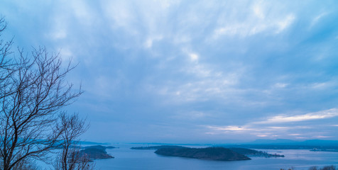 Ruch chmur w czasie niebieskiej godziny nad Oslofjord - obrazy, fototapety, plakaty