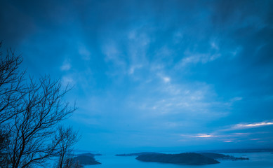 Ruch chmur w czasie niebieskiej godziny nad Oslofjord - obrazy, fototapety, plakaty