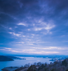 Ruch chmur w czasie niebieskiej godziny nad Oslofjord © Dreamnordno