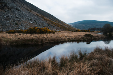 Fototapeta na wymiar Paisaje de Irlanda con lagunas y reflejos de montaña en el agua