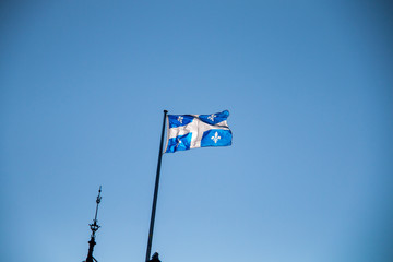 Fototapeta premium Flaga prowincji Quebec przeciw błękitne niebo.