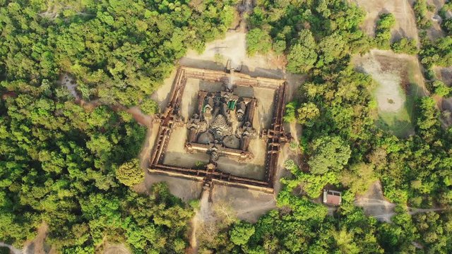 Le temple de Banteay Samr&eacute; vu de pr&egrave;s dans le domaine des temples de Angkor, vers Siem Reap, au Cambodge