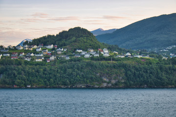 Sonnenuntergang über einer Ortschaft in einem Fjord