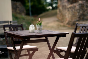 Leerer Tisch und Stühle einer Gastwirtschaft 