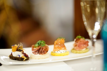 Häppchen auf Teller