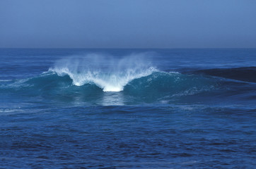 WAVE IN PACIFIC OCEAN, CALIFORNIA .