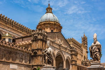 Obraz premium Statue facing Palermo Cathedral, Sicily