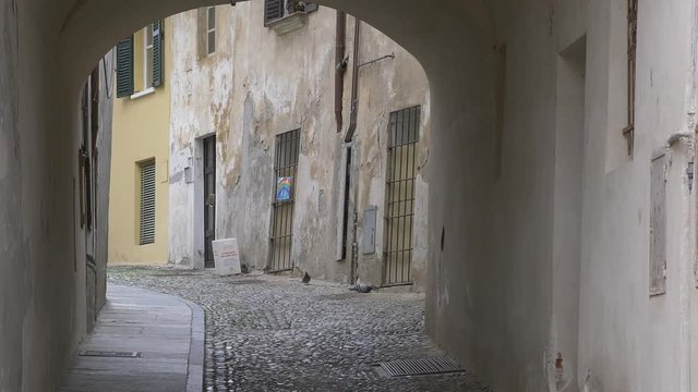 Saluzzo, Piemonte, Italia, empty streets, old town, ancient buildings, monuments.