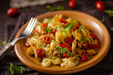 Chicken curry pasta with tomatoes