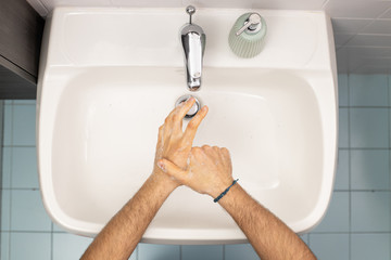 ragazzo che si lava le mani