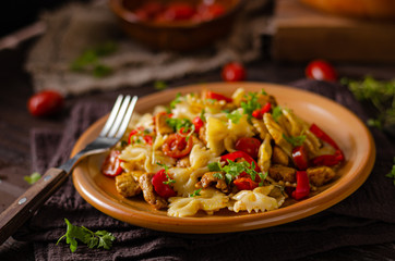 Chicken curry pasta with tomatoes
