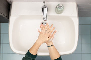 Ragazza che si lava le mani