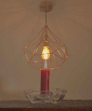 Superposition de photos contraste entre l'ancien et le nouveau la lueur d'une bougie &eacute;clair&eacute;e et un luminaire &eacute;clair&eacute; par l'&eacute;lectricit&eacute; paradoxe et opposition en une seule prise