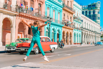 Fille touristique dans un quartier populaire de La Havane, Cuba. Voyageur de jeune enfant souriant