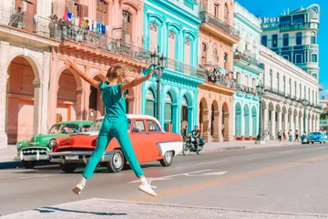Photo sur Plexiglas Havana Fille touristique dans un quartier populaire de La Havane, Cuba. Voyageur de jeune enfant souriant
