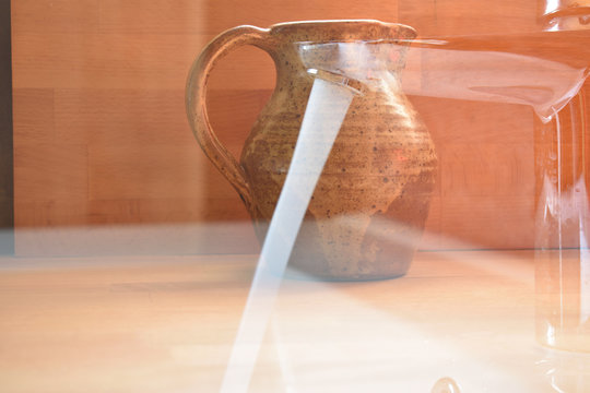 Superposition de photos contraste entre l'&eacute;l&eacute;ment liquide et l'&eacute;l&eacute;ment solide entre l'eau qui coule du robinet et le broc qui re&ccedil;oit l'eau
