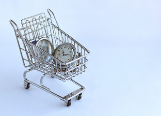 shopping cart with a clock. the last anxious hours of the sale.