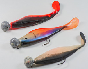 Köderfische und Blinker Anglerbedarf zum Fische Angeln auf weißen Hintergrund