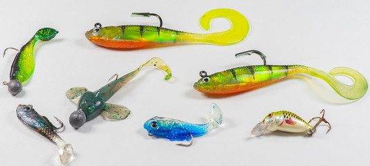 Köderfische und Blinker Anglerbedarf zum Fische Angeln auf weißen Hintergrund