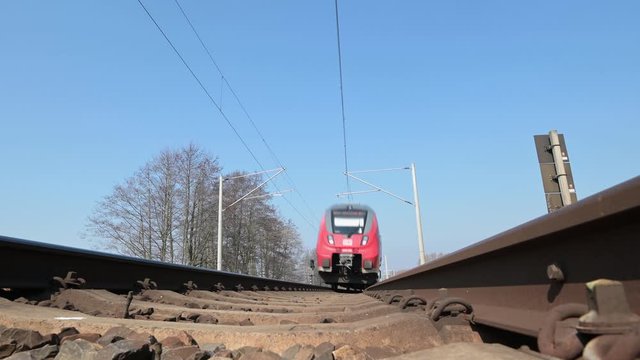 Vorbeifahrt eines Zuges von unten aus gesehen