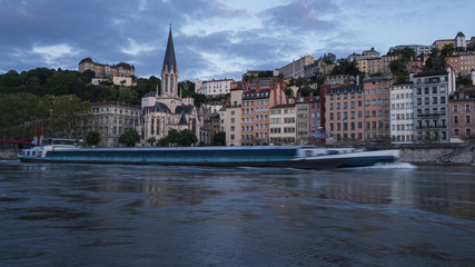 Fototapeta na wymiar Le trafic fluvial sur la rivière Saône, traversée de Lyon.