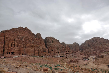 Randonnée dans le site unique et merveilleux de PETRA en Jordanie (le Khazneh, le théatre, El-Deir, le Grand Temple, ...)