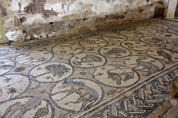 Randonnée dans le site unique et merveilleux de PETRA en Jordanie (le Khazneh, le théatre, El-Deir, le Grand Temple, ...)