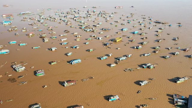 Le village flottant de Chong Kneas en vue rapproch&eacute;e sur le lac Tonle Sap vers Siem Reap, au Cambodge