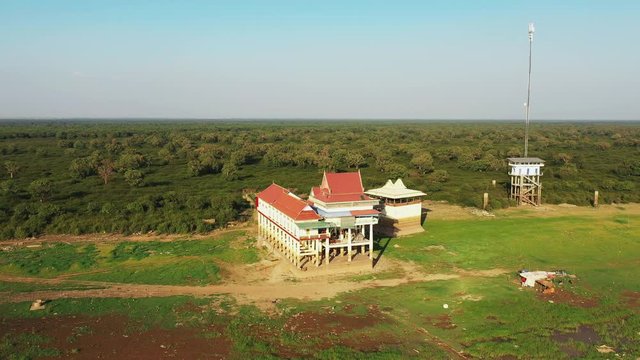Une pagode sur le lac Tonle Sap, vers Siem Reap, au Cambodge