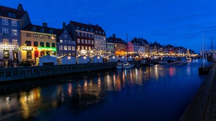 Case galleggianti fotografate di notte, Nyhavn, Copenagen