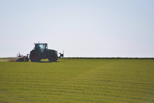 Traktor eggt im Fr&uuml;hling