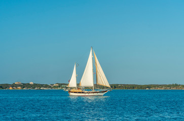 Obraz premium Sailboat on the Move