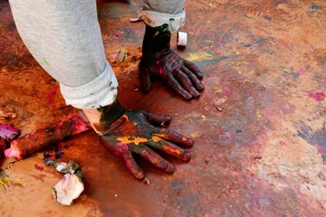 Obraz premium Hands of a child in paint playing on the Sun in the time of isolation background. 