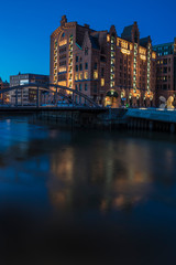 Obraz premium Evening in the harbor of Hamburg.