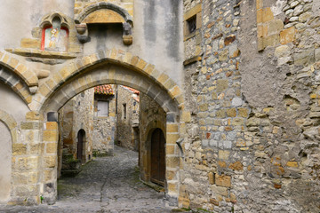 Fototapeta na wymiar Porte cochère de la partie historique de La Sauvetat (63730), département du Puy-de-Dôme en région Auvergne-Rhône-Alpes, France