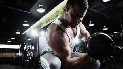 Fototapeta na wymiar bodybuilder doing heavy deadlifts in moder fitness center