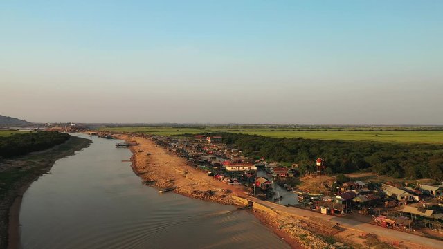 Le village flottant de Chong Kneas bord&eacute; par par la rivi&egrave;re de Siem Reap qui se jette dans le lac Tonle Sap vers Siem Reap, au Cambodge
