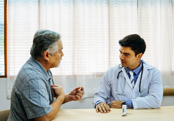Obraz premium The old man consulted with the doctor about the treatment of discomfort in hospital.