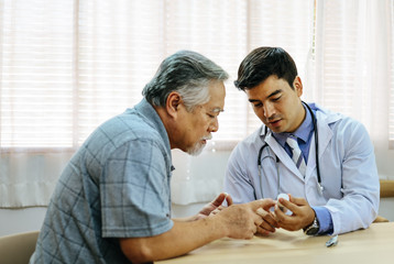 Obraz premium The old man consulted with the doctor about the treatment of discomfort in hospital.