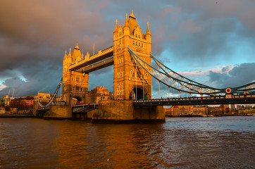 Die Tower Bridge von London bei Sonnenuntergang