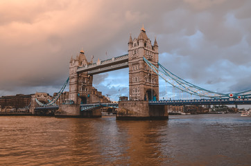 Fototapeta na wymiar Tower Bridge von London bei bewölktem Himmel