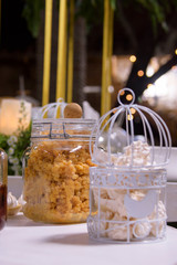 Merengues y dulce de leche en mesa decorada