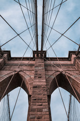 Symmetrische Aufnahme der Brooklyn Bridge von New York