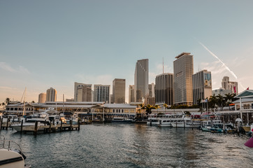 Fototapeta na wymiar Boote im Hafen vor der Skyline von Miami bei Dämmerung