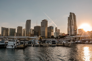 Fototapeta na wymiar Boote im Hafen vor der Skyline von Miami bei